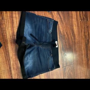 Size M jegging shorts